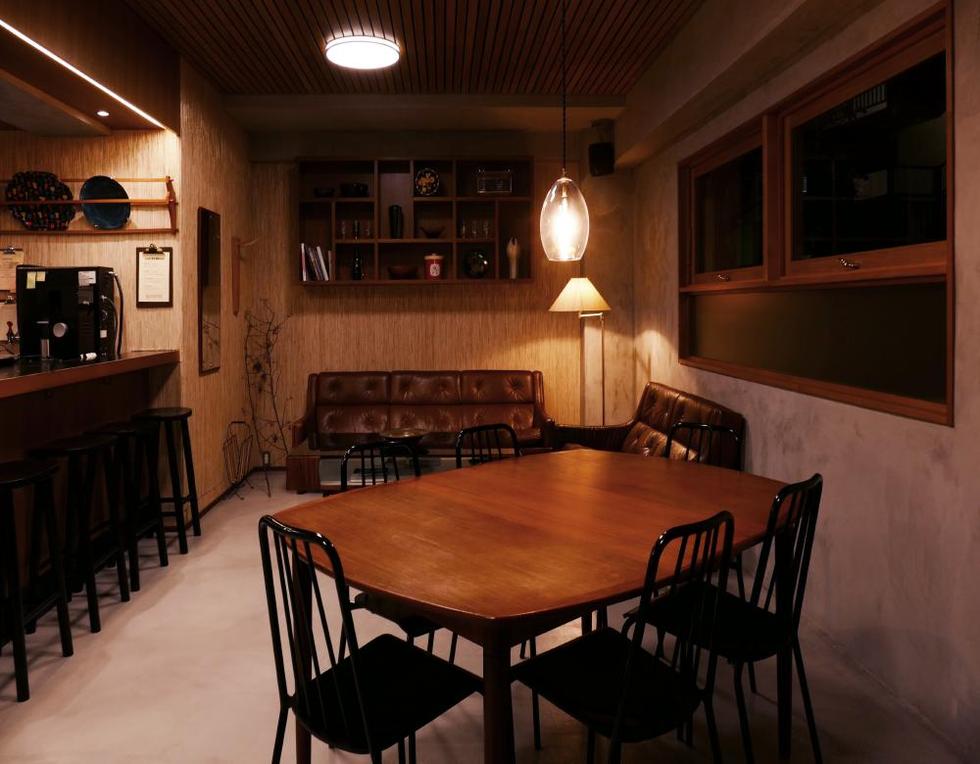 こぢんまりとした店内は、ソファやテーブルなど北欧のヴィンテージ家具に囲まれたリラックスできる空間。