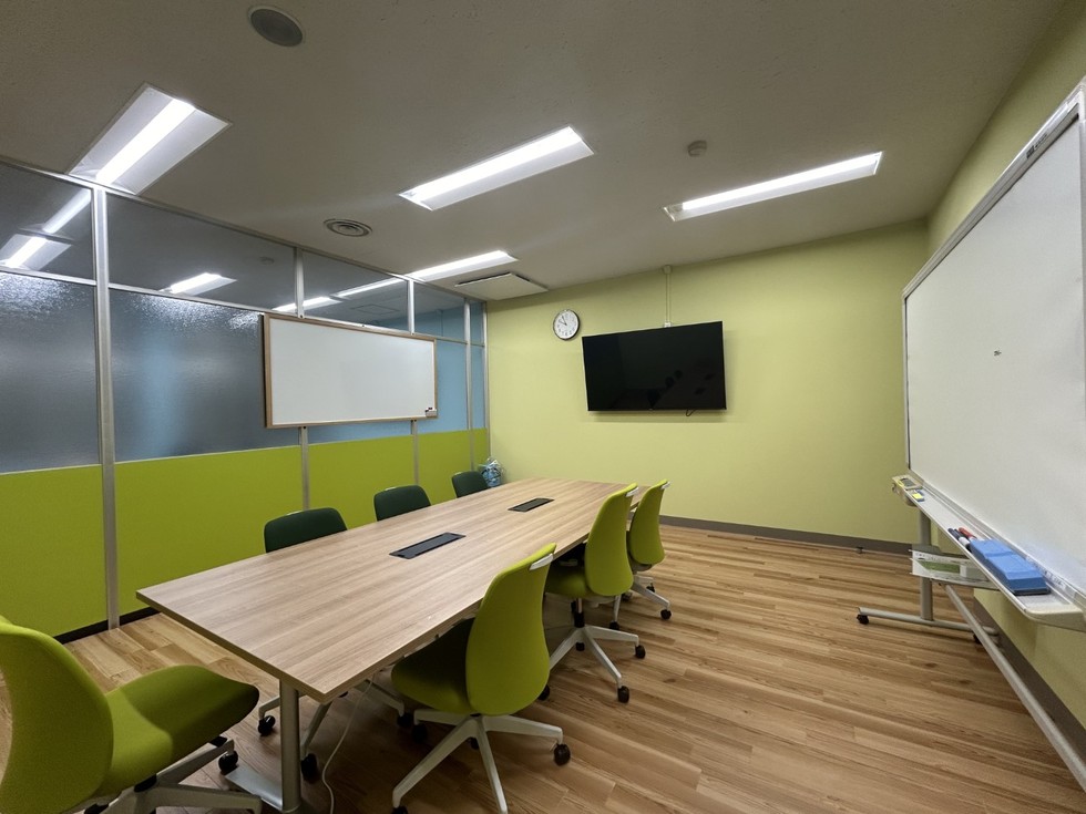 エントランスの壁面緑化、事務室内の改修を行うことで明るい室内へと生まれ変わりました。